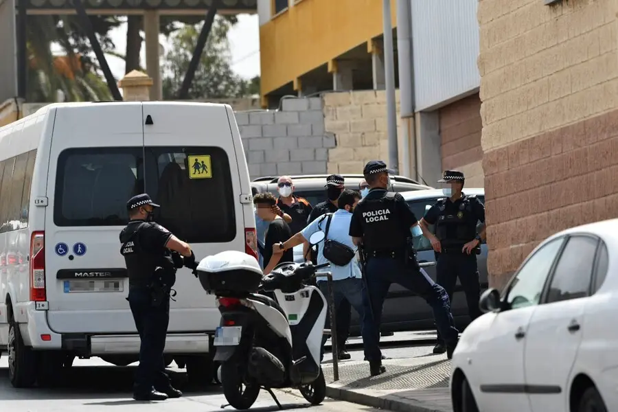 Varios agentes y veh&iacute;culos de la Polic&iacute;a Local de Ceuta acompa&ntilde;an a menores no acompa&ntilde;ados hacia una furgoneta