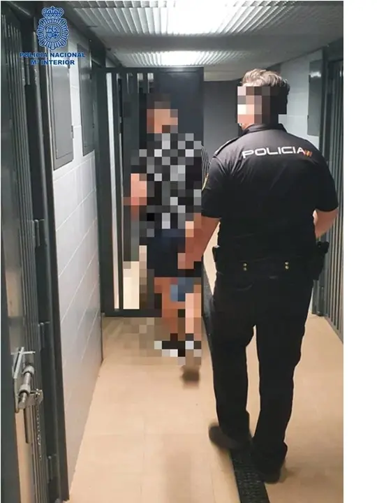 Ingreso de uno de los detenidos en el calabozo.