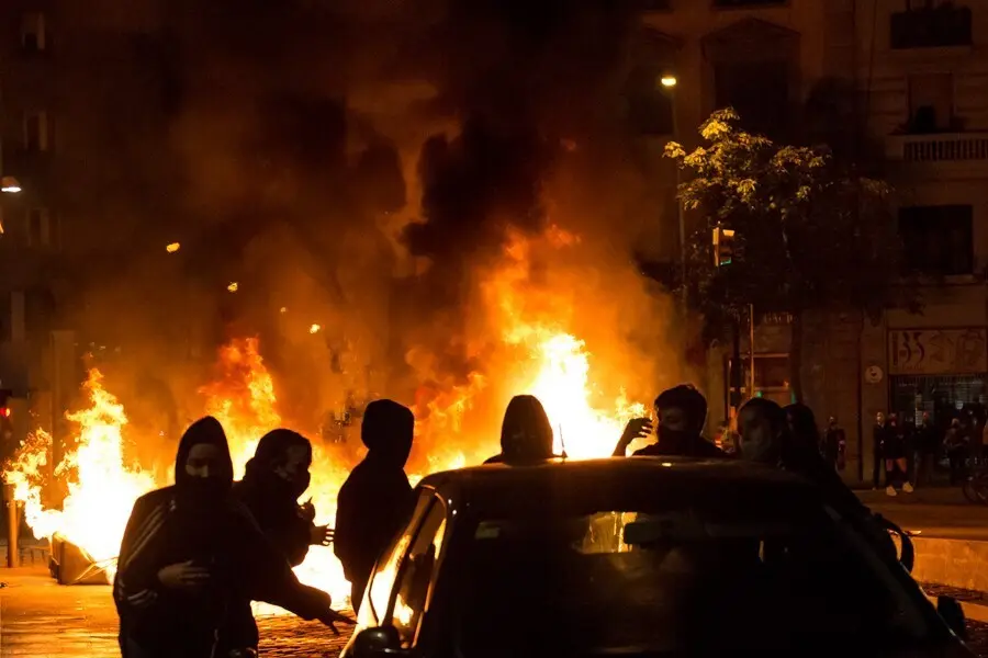 Archivo - Imagen de archivo de varias personas quemando contenedores en la protesta llevada a cabo por los CDR con motivo del tercer aniversario del 1-O.