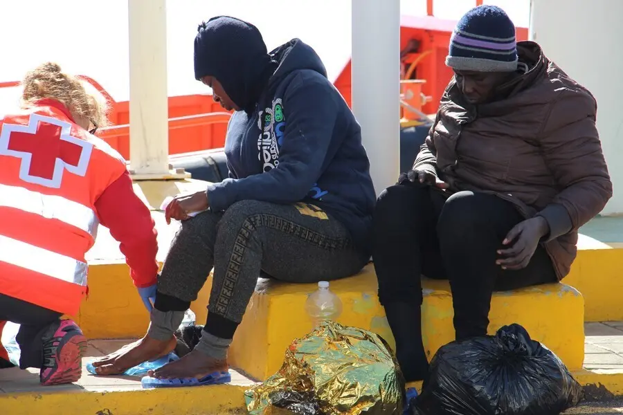 Archivo - Una imagen de archivo sobre personas rescatadas de barcazas en el mar