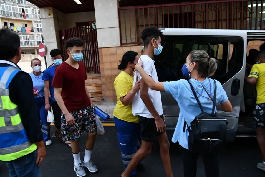 Trabajadores ayudan a tres de los menores marroqu&iacute;es a las puertas del juzgado de Ceuta tras presentar una denuncia solicitando habeas corpus minutos antes de ser repatriados a su pa&iacute;s de origen