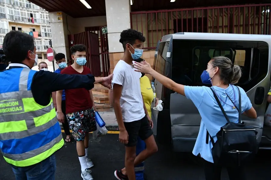 Trabajadores ayudan a tres de los menores marroqu&iacute;es a las puertas del juzgado tras presentar una denuncia solicitando habeas corpus minutos antes de ser repatriados a su pa&iacute;s de origen, en la frontera de Tarajal, a 16 de agosto de 2021, en Ceuta (Espa&ntilde;a)