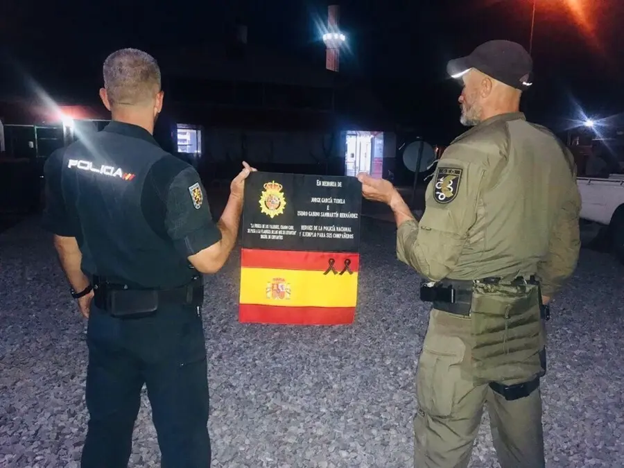 La Polic&iacute;a Nacional elogia en su Twitter la labor de los 17 agentes que permanecen en Kabul, mostrando la bandera en honor a los dos polic&iacute;as asesinados en 2015
