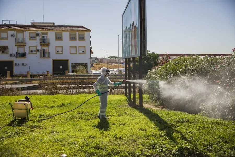 Archivo - Un trabajador durante las labores de fumigaci&oacute;n contra los mosquitos causantes del virus del Nilo en Coria del R&iacute;o