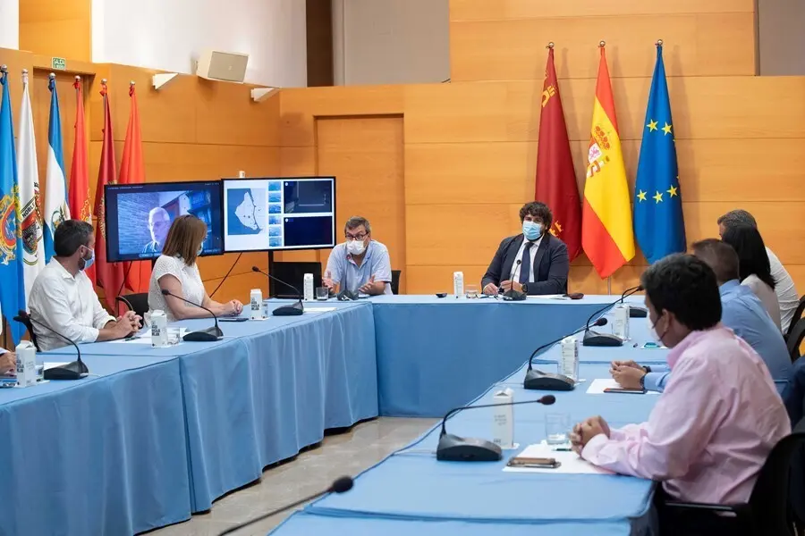 El presidente auton&oacute;mico, Fernando L&oacute;pez Miras, en el centro, durante la reuni&oacute;n del Consejo de Gobierno convocada con car&aacute;cter extraordinario para abordar la situaci&oacute;n del Mar Menor