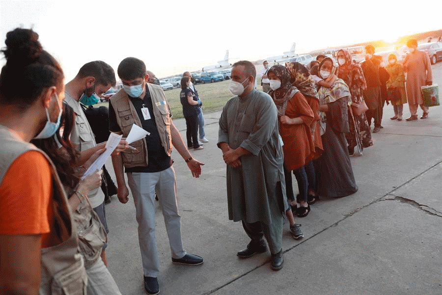 El segundo avi&oacute;n fletado por Espa&ntilde;a para evacuar a espa&ntilde;oles y afganos del pa&iacute;s asi&aacute;tico ha aterrizado poco despu&eacute;s de las ocho y media de la tarde de hoy viernes en la base a&eacute;rea militar de Torrej&oacute;n de Ardoz (Madrid) con 110 personas, entre ellas tres familias completas de personal de la Embajada. EFE/Mariscal POOL