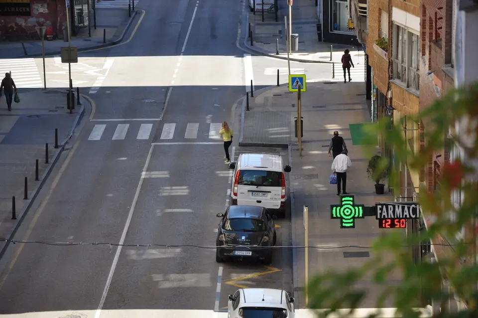 Varias personas transitan por una calle de Torrelavega. / S. D&iacute;az