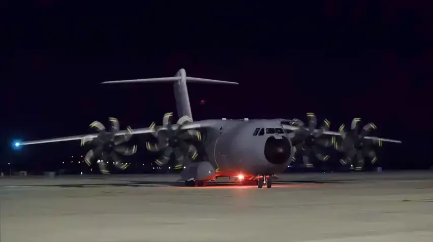 El A400 del Ej&eacute;rcito del Aire que ha tra&iacute;do a los primeros evacuados de Kabul, nada m&aacute;s aterrizar en Torrej&oacute;n.&nbsp;Efe

ESPA&Ntilde;A

Un tercer avi&oacute;n del Ej&eacute;rcito aterriza en Dub&aacute;i procedente de Kabul con 110 afganos m&aacute;s

El avi&oacute;n sali&oacute; esta madrugada de Afganist&aacute;n y ya se encuentra en Dub&aacute;i, desde donde partir&aacute; en las pr&oacute;ximas horas hacia Torrej&oacute;n de Ardoz.