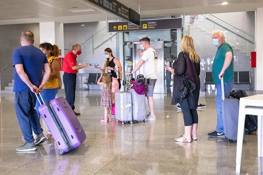 Archivo - Viajeros brit&aacute;nicos en el aeropuerto de Menorca.