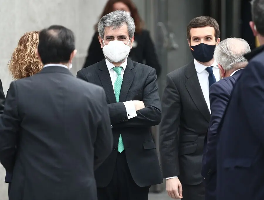 Archivo - El presidente del Consejo General del Poder Judicial, Carlos Lesmes, y detr&aacute;s el l&iacute;der del PP, Pablo Casado
