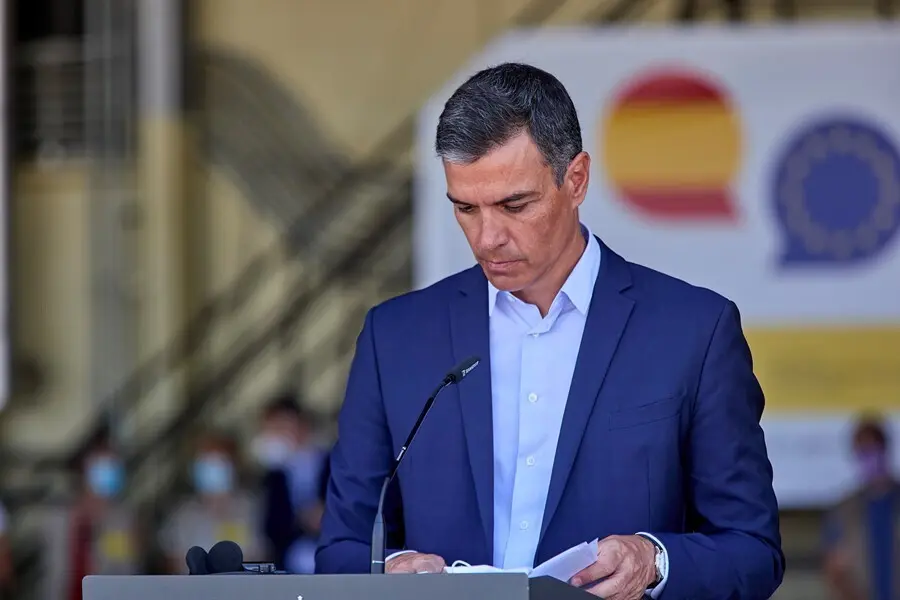 El presidente del Gobierno, Pedro S&aacute;nchez, durante una rueda de prensa en su visita al dispositivo de atenci&oacute;n y acogida de ciudadanos europeos y colaboradores afganos instalado en la base a&eacute;rea de Torrej&oacute;n de Ardoz, a 21 de agosto de 2021, en Torrej&oacute;n de