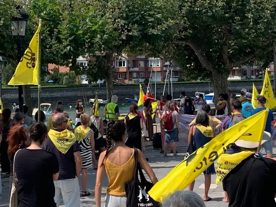 El acto 'Marea Horia' celebrado en las playas de Plentzia  y Gorliz