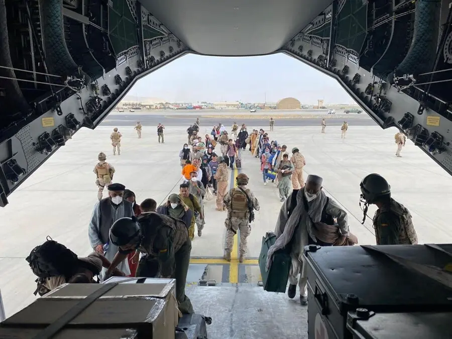 Espa&ntilde;oles y afganos suben al A400M para su evacuaci&oacute;n desde Kabul