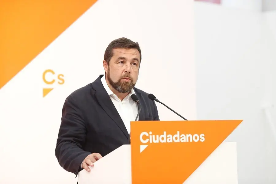Archivo - El secretario general del grupo parlamentario de Ciudadanos, Miguel Guti&eacute;rrez, atiende a los medios de comunicaci&oacute;n en la sede nacional del partido