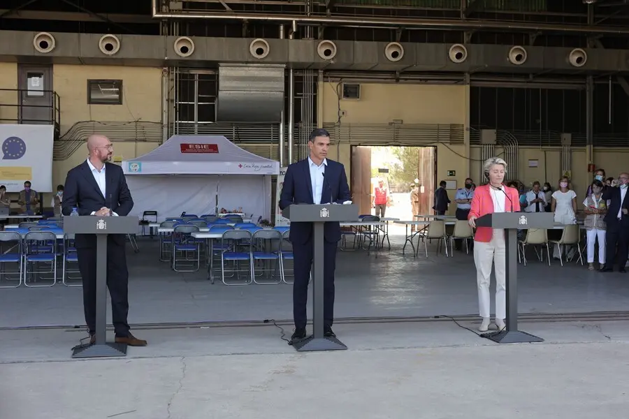 (I-D) El presidente del Consejo Europeo, Charles Michel; el presidente del Gobierno, Pedro S&aacute;nchez, y la presidenta de la Comisi&oacute;n Europea, Ursula von der Leyen, en rueda de prensa en su visita al dispositivo acogida de afganos en Torrej&oacute;n de Ardoz