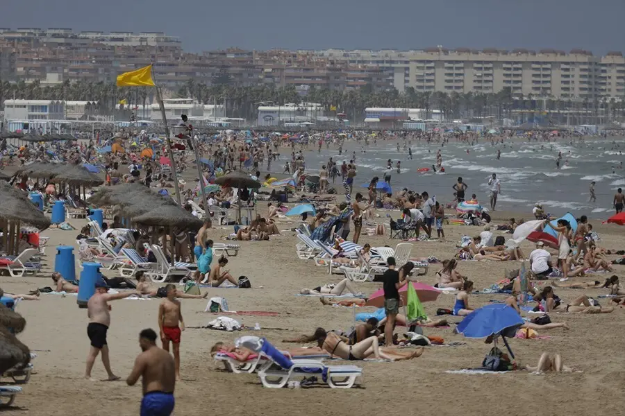 Archivo - Playa de la Malvarrosa repleta de gente en un d&iacute;a de alerta roja por altas temperaturas, a 12 de julio de 2021, en Valencia, Comunidad Valenciana (Espa&ntilde;a). Las provincias de Alicante, Valencia y Murcia tienen este lunes avisos de nivel rojo (rie