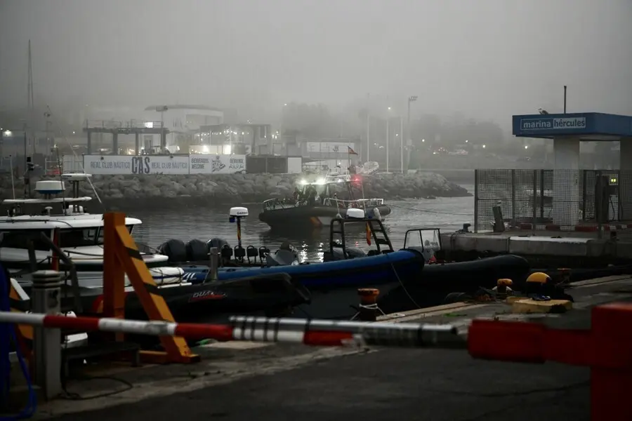 Lancha interceptada en las aguas de Ceuta cuando intentaba llegar a la pen&iacute;nsula, a 19 de agosto de 2021, en Ceuta, (Espa&ntilde;a). En la lancha, interceptada por el servicio Mar&iacute;timo de la Guardia Civil de Ceuta, viajaban 13 personas de origen marroqu&iacute; que int