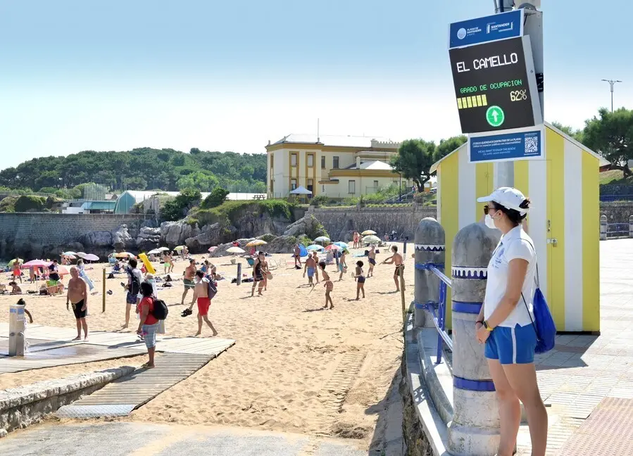 Archivo - Imagen de archivo. Control de aforos en las playas de Santander