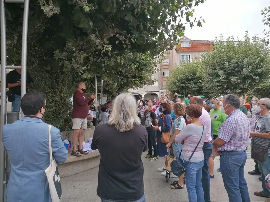 Concentraci&oacute;n informativa frente al consistorio de Bueu (Pontevedra) para informar sobre la situaci&oacute;n del marinero buenense Pablo Costas y otros 32 marineros.