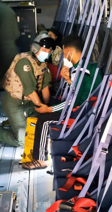 Un militar conversa con uno de los repatriados de Kabul en el interior del avi&oacute;n con destino a Espa&ntilde;a