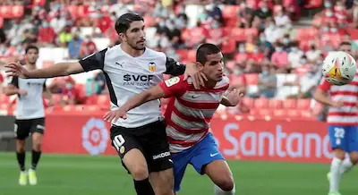 Carlos Soler pelea un bal&oacute;n en el Granada - Valencia EFE