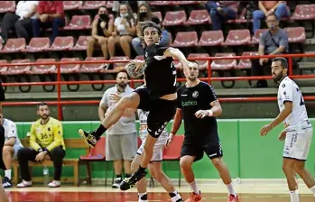 Colunga se dispone a lanzar a la porter&iacute;a del Cangas. / BM Torrelavega