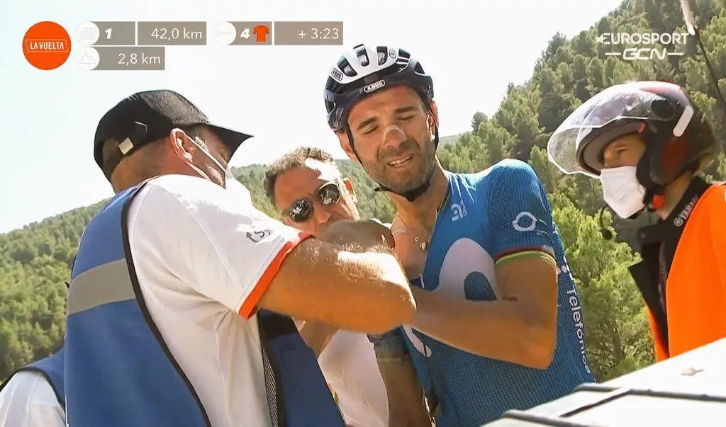Alejandro Valverde auxiliado tras la ca&iacute;da.
