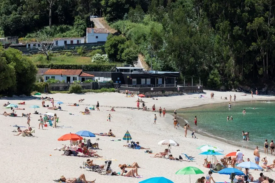 Archivo - Varias personas se ba&ntilde;an y toman el sol en una playa del municipio de Mar&iacute;n, a 5 de junio de 2021, en Mar&iacute;n, Pontevedra, Galicia, (Espa&ntilde;a). El aumento de las temperaturas y la progresiva mejora de la situaci&oacute;n epidemiol&oacute;gica ha colaborado en que