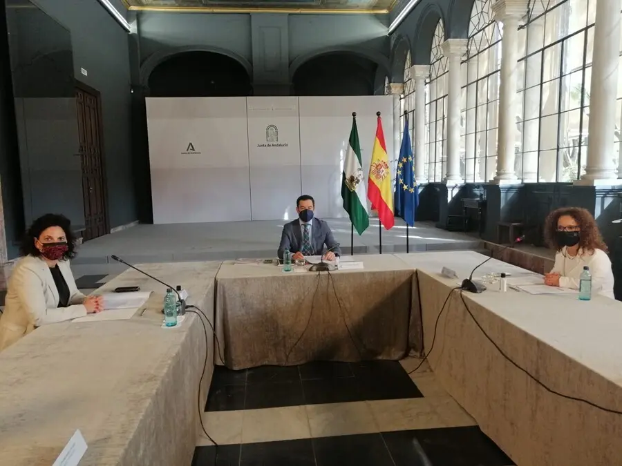 Archivo - El presidente de la Junta, Juanma Moreno, en una imagen de julio de una reuni&oacute;n con Cermi (Comit&eacute; de Entidades Representantes de Personas con Discapacidad de Andaluc&iacute;a).