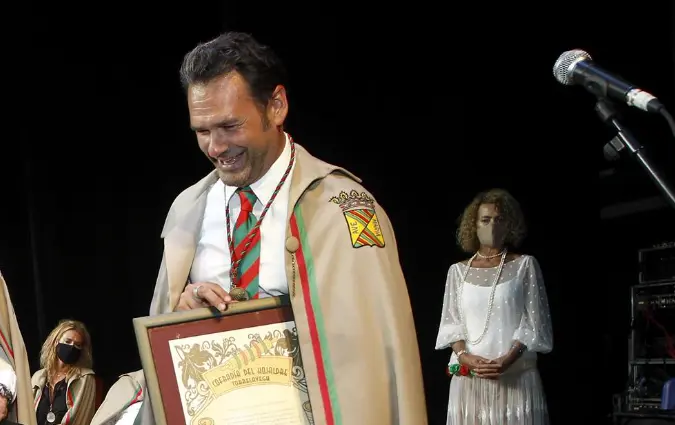 El Periodista I&ntilde;aki L&oacute;pez, Nombrado Socio De Honor De La Cofrad&iacute;a Del Hojaldre De Torrelavega.  / ALERTA