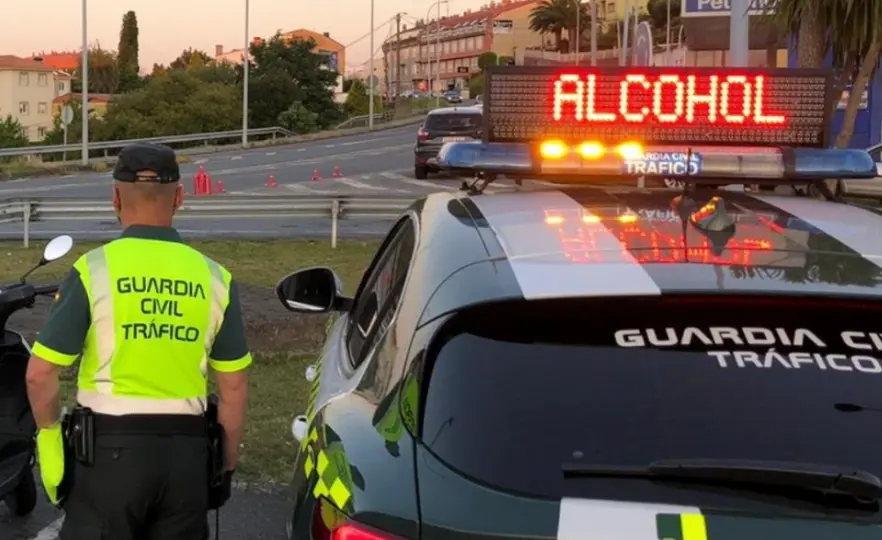 Un agente durante un control policial anti alcohol.