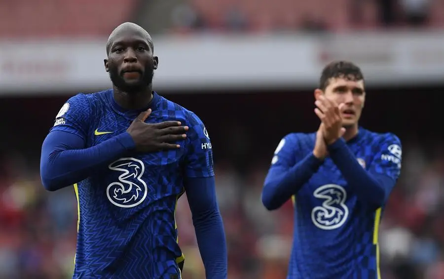 El jugador del Chelsea Romelu Lukaku (L) aplaude a los seguidores de su equipo tras el partido de f&uacute;tbol de la Premier League inglesa entre el Arsenal FC y el Chelsea FC en el Emirates Stadium de Londres, Gran Breta&ntilde;a, el 22 de agosto de 2021. (Reino Unido, Londres, Roma) EFE/EPA/NEIL HALL