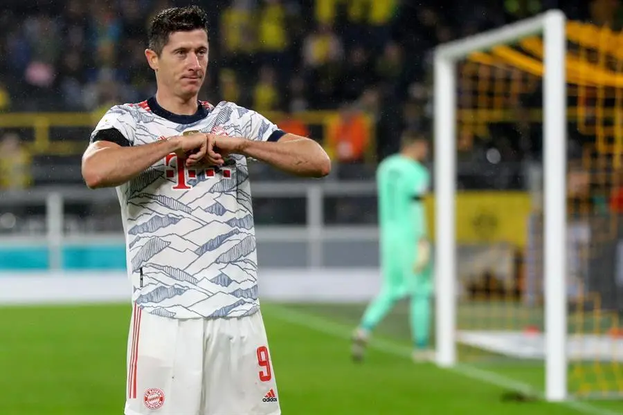Robert Lewandowski, del Bayern, celebra tras marcar el primer gol durante el partido de f&uacute;tbol de la DFL Supercopa 2021 entre el Borussia Dortmund y el FC Bayern Muenchen en Dortmund, Alemania, el 17 de agosto de 2021. (Abierto, Alemania, Rusia) EFE/EPA/FRIEDEMANN VOGEL