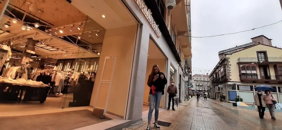 Varias personas por la calle Escalante de Torrelavega. / S. D&iacute;az