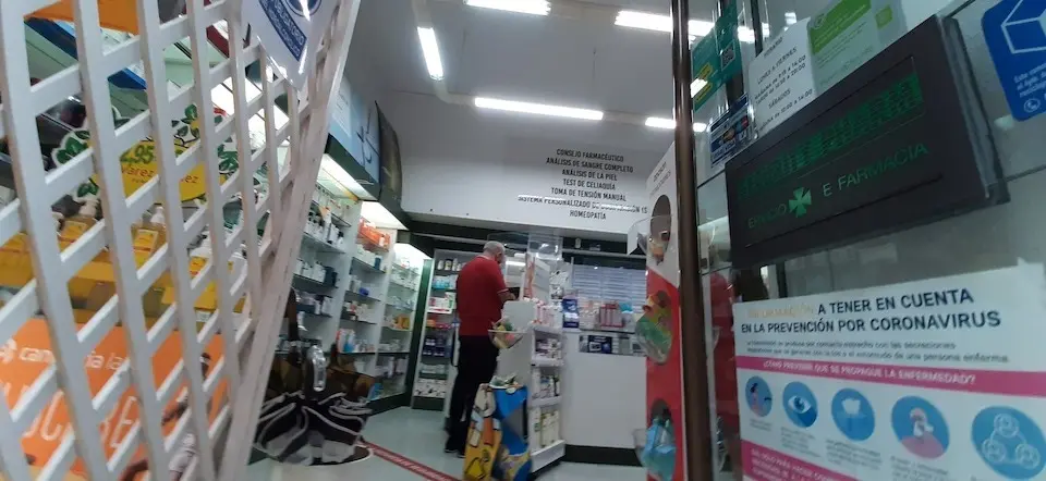 Varias personas en el interior de una farmacia en la calle Escalante de Torrelavega. / S. D&iacute;az