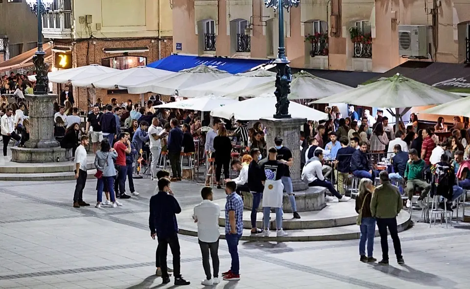 Ambiente en una calle de bares de Santander, antes de su cierre a medianoche, a 3 de julio de 2021, en Santander, Cantabria (Espa&ntilde;a). La regi&oacute;n de Cantabria acord&oacute; cerrar a partir de este viernes y durante 14 d&iacute;as los locales de ocio nocturno a las 00:00 horas. Esta medida se cumple en 16 municipios de la regi&oacute;n, entre ellos Santander por la cantidad de brotes activos vinculados a estos establecimientos. En concreto, de los 57 brotes activos en Cantabria, 17 est&aacute;n vinculados a establecimientos y actividades de ocio nocturno.
04 JULIO 2021;CIERRE;OCIO NOCTURNO;BARES;PUBS;DISCOTECAS;BROTES;CORONAVIRUS;PANDEMIA
Juan Manuel Serrano Arce / Europa Press
  (Foto de ARCHIVO)
4/7/2021
