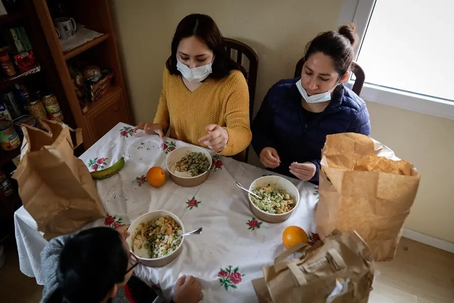 Archivo - Dos mujeres y un ni&ntilde;o durante la comida en su casa del barrio madrile&ntilde;o de Carabanchel 