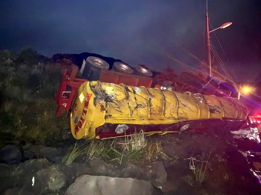 Accidente de un cami&oacute;n cisterna que transportaba diesel en Quito
