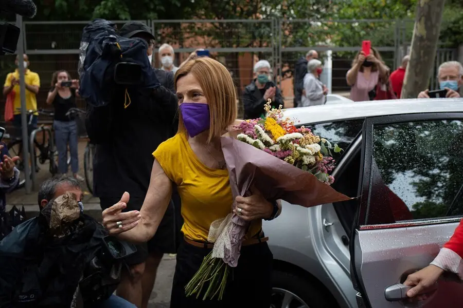 Archivo - La expresidenta del Parlament de Catalunya Carme Forcadell (ERC) con un ramo de flores, su salida de la prisi&oacute;n de Wad-Ras, un d&iacute;a despu&eacute;s de ser indultada por el Gobierno de Espa&ntilde;a, a 23 de junio de 2021, en Barcelona, Catalunya (Espa&ntilde;a). La sa