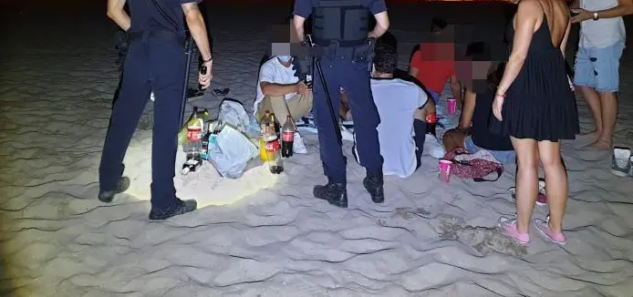 Varias personas de botell&oacute;n en una playa. / Archivo