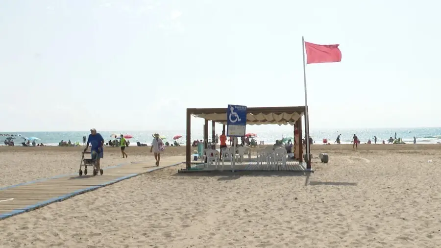 Bandera roja este lunes en la playa de La Pobla de Farnals (Valencia)