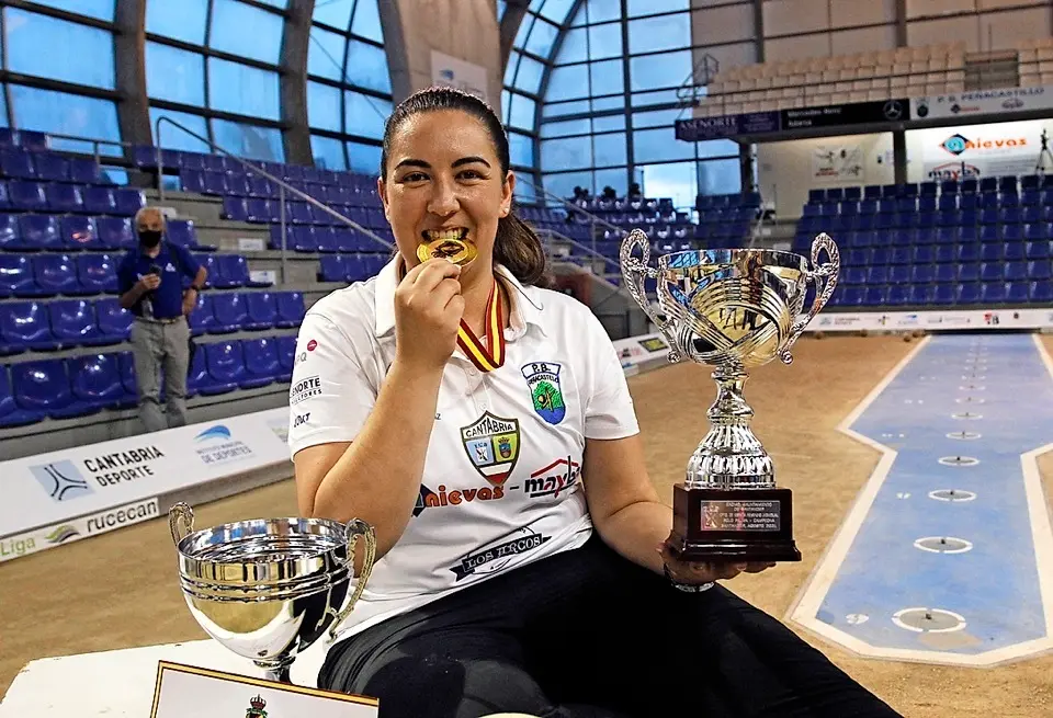 Judit Bueno, feliz, rodeada de los trofeos que la acreditan como campeona de Espa&ntilde;a 2021.