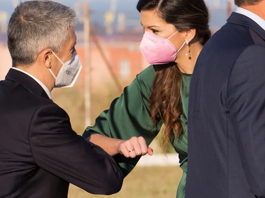 Archivo - El ministro del Interior, Fernando Grande-Marlaska, saluda a la delegada del Gobierno en Melilla, Sabrina Moh a su llegada al Aeropuerto de Melilla, el pasado 18 de mayo 
