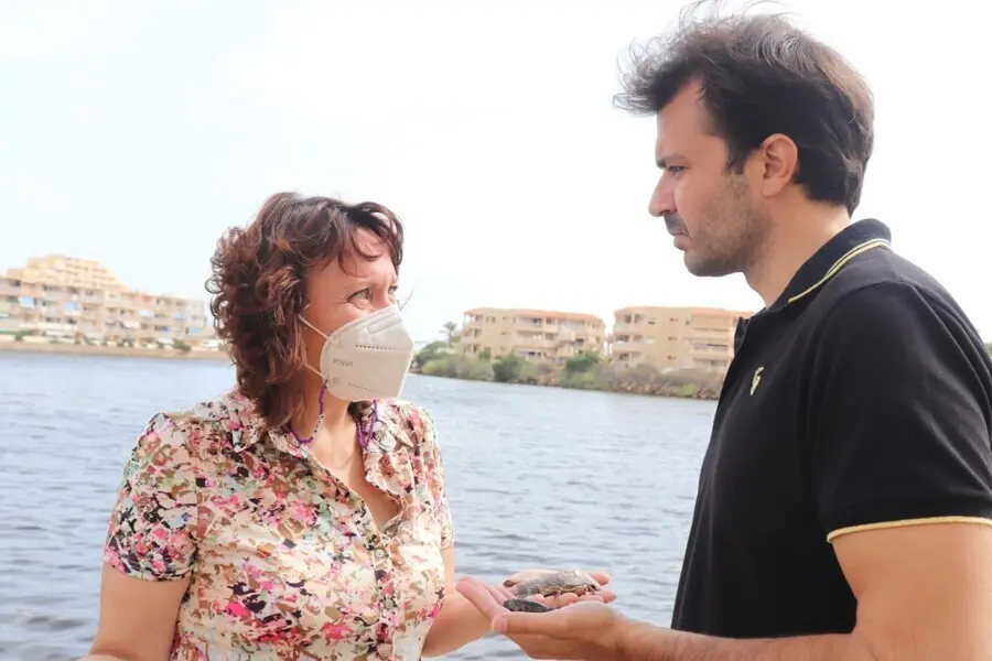 La diputada y portavoz regional de Podemos, Mar&iacute;a Mar&iacute;n, y el coordinador auton&oacute;mico de Podemos y diputado de UP en el Congreso, Javier S&aacute;nchez Serna, en el Mar Menor