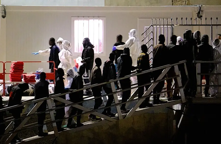 Un grupo de migrantes esperan ser atentidos tras ser rescatados en el momento en el que se dirig&iacute;an en lanchas a Fuerteventura