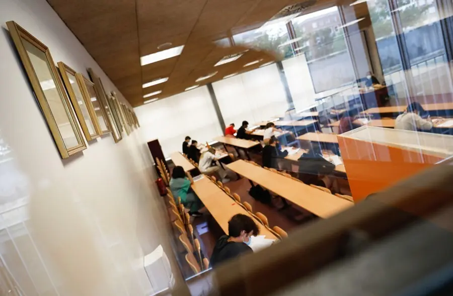 Archivo - Un grupo de estudiantes durante la convocatoria extraordinaria de la Evaluaci&oacute;n del Bachillerato para el Acceso a la Universidad (EBAU) en Madrid