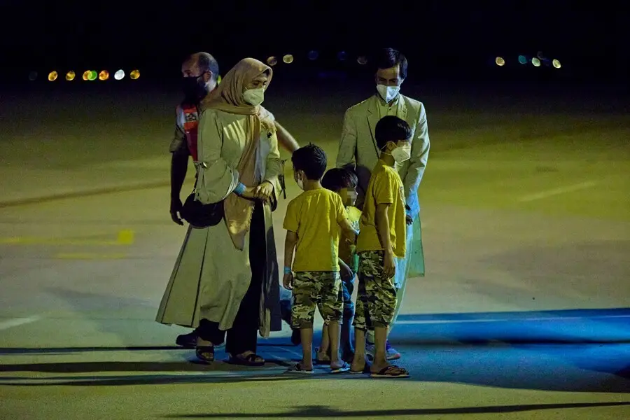 Varias personas repatriadas a su llegada a la Base A&eacute;rea de Torrej&oacute;n tras bajarse del s&eacute;ptimo avi&oacute;n procedente de Afganist&aacute;n