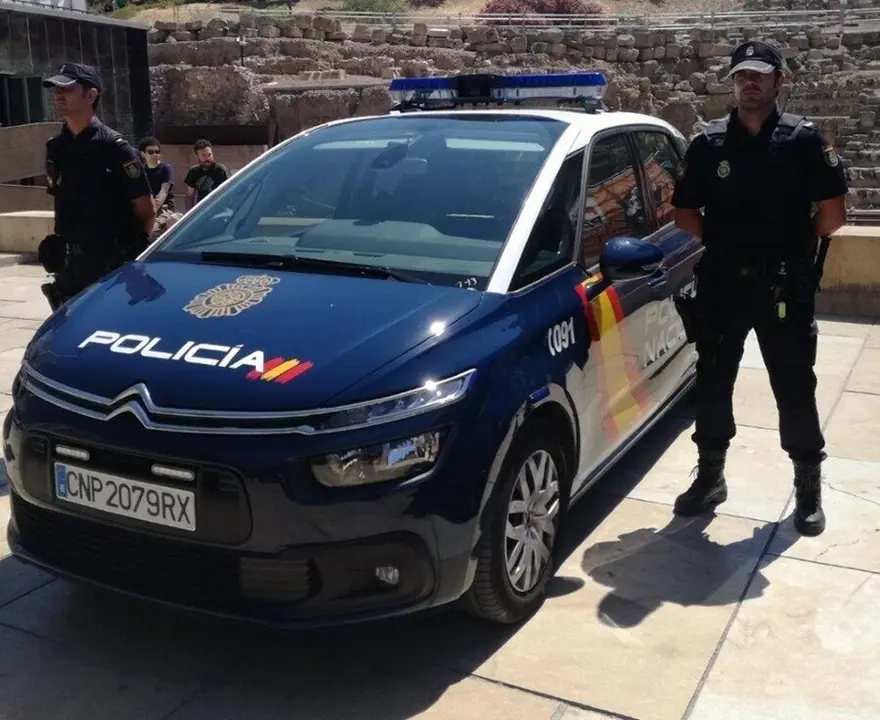 Archivo - Agente polic&iacute;a nacional m&aacute;laga coche CNP recursos detenci&oacute;n atenci&oacute;n