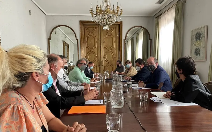 El ministro de Cultura y Deporte, Miquel Iceta se re&uacute;ne con representantes de distintas asociaciones de productores de cine, audiovisual y animaci&oacute;n.
