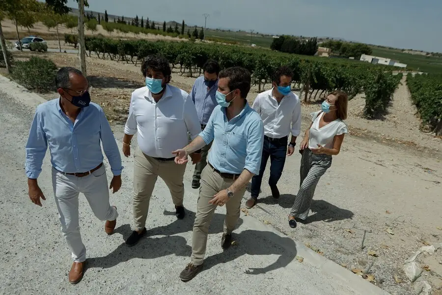 El presidente de Murcia, Fernando L&oacute;pez Miras, con el l&iacute;der del PP, Pablo Casado,) y el secretario general del partido, Teodoro Garc&iacute;a Egea 